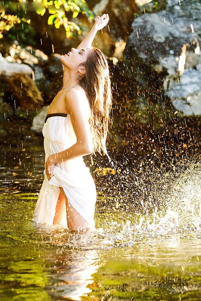 Marie Avgeropoulos in Manama